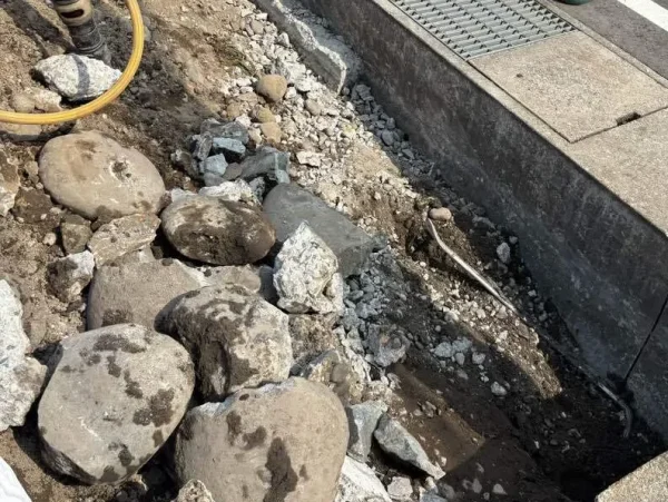 地中の基礎コンクリートを掘り起こしている現場。見えない部分のゴミもしっかり取り除きます。