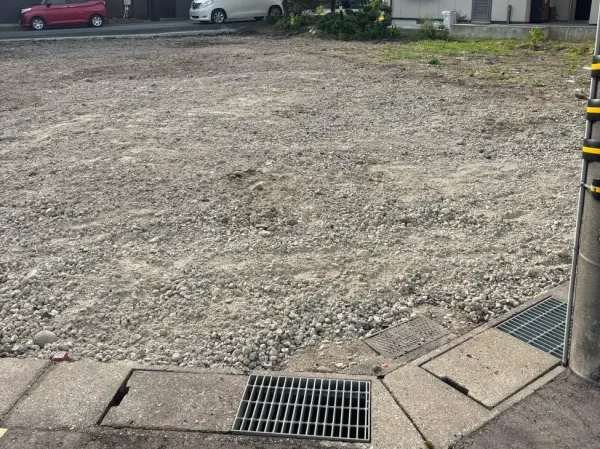 工事完了後の更地。段差なく平らに整えられ、いつでも駐車場として使い始められる状態です。