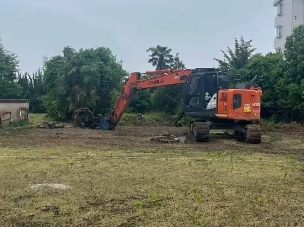 建物撤去後の整地。地中に古い基礎や異物が残っていないか、重機と目検で確認しながら丁寧にならしていきます。
