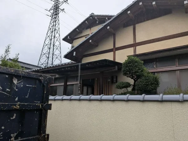 今回解体する富山の住宅。左に待機するのは、エイキのトラックの後部。