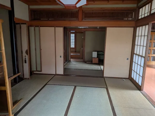解体前の和室の様子。畳や建具、残された家財道具も、エイキは一括で回収・処分を承ります。