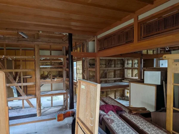 骨組みだけが見えてきた室内。リサイクルを考えて、木材やボードを職人の手作業で細かく分別します。