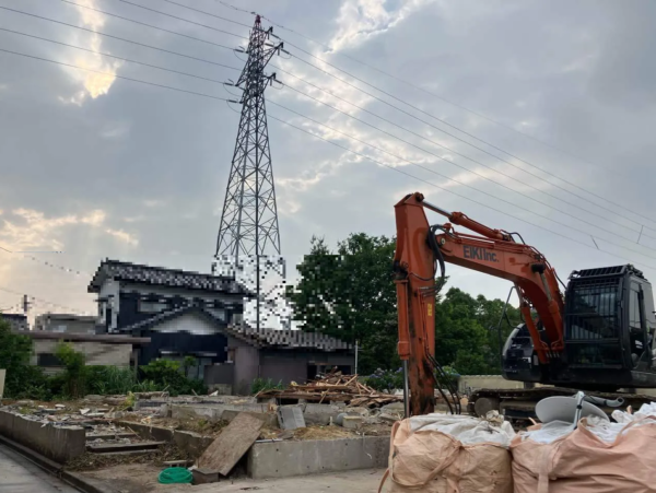 重機で地面を掘り、地中に隠れた基礎やガラを完全に取り除いている様子。右下のベージュ色の袋は「フレコンバック」といい、廃材を入れるため、軽いながらも頑丈にできています。