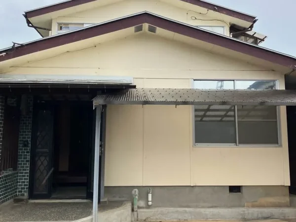 富山市内での軽量鉄骨造住宅の解体着工前。