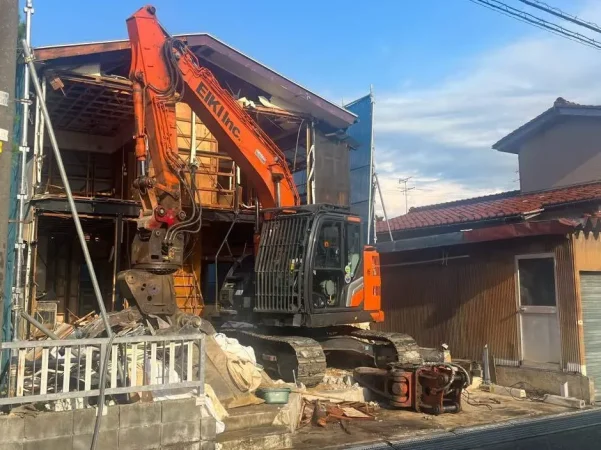 重機での解体風景。真ん中にエイキの油圧ショベルが活躍しています。