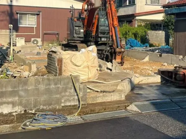 建物撤去後、重機で地中の基礎を掘り起こす様子。地中障害物を残さないよう細心の注意を払います。