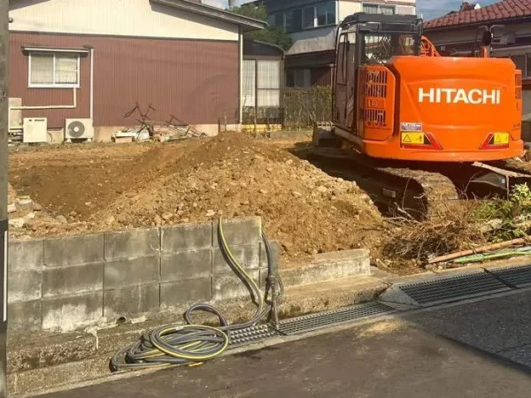 地中、地表の解体ガラを取り除き、土地を転圧します。