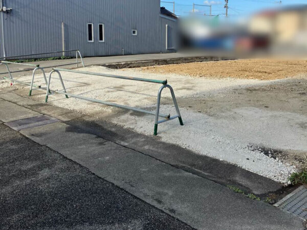 ビルが基礎まで解体され更地が完成している
