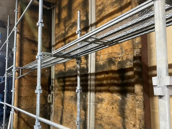 富山の内装解体現場。株式会社エイキが断熱材を撤去する前の写真。足場も組まれています