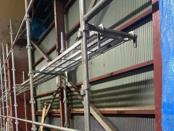 富山の内装解体現場。株式会社エイキが断熱材を除去し終えた際の写真