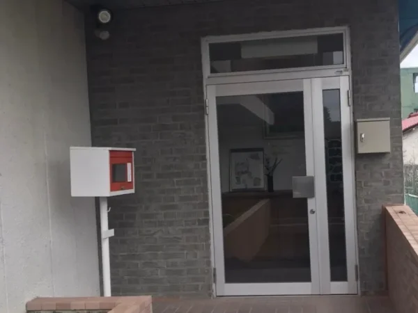 富山でレンガ状の壁タイルを解体。壁タイルが全て剥がされてグレー1色になった様子