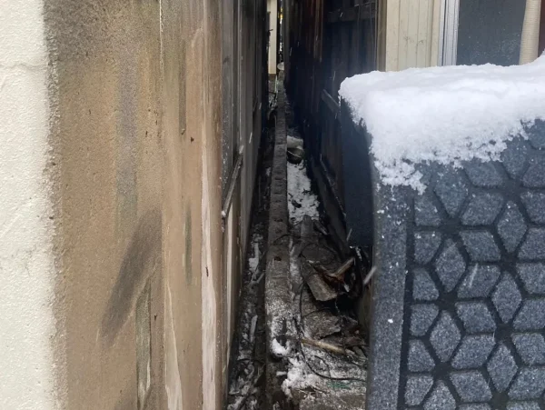 富山市のブロック塀撤去工事現場。崩れていたガラは全て撤去し、基礎部分だけが残っている状態。