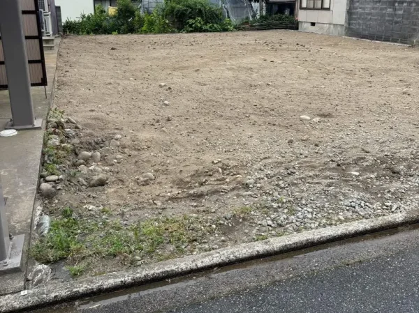 すべての工事が完了した更地。新たな一歩の準備が整いました。