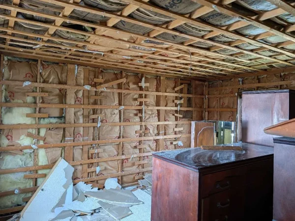 内装解体が進む室内。断熱材や石膏ボード、木材を細かく分けることで、リサイクル率を高め、処分コストも適切に抑えます。