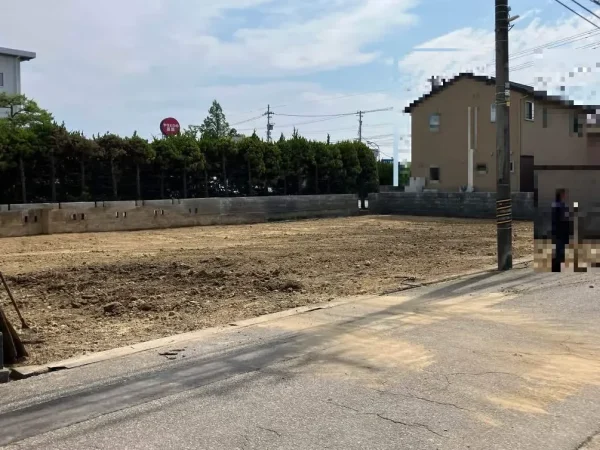 解体・整地が完了した現場。段差なく平らに整えられ、いつでも売却や新築ができる美しい更地に生まれ変わりました。