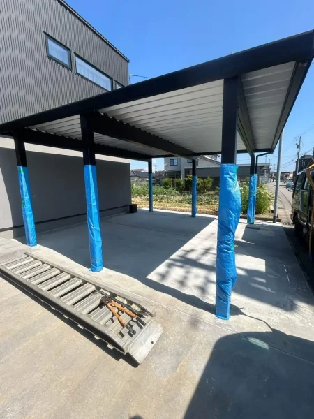 カーポートの地面は、コンクリートの土間。カーポートの柱に養生してある。