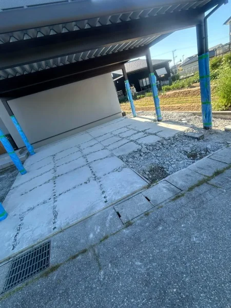 コンクリート土間を格子状に切れ目を入れてある。すでにその一部は削り取っている。削りとられた下は砂利がのぞいている。