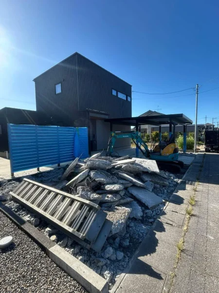 解体した土間コンクリートを一か所に集めてまとめてある。