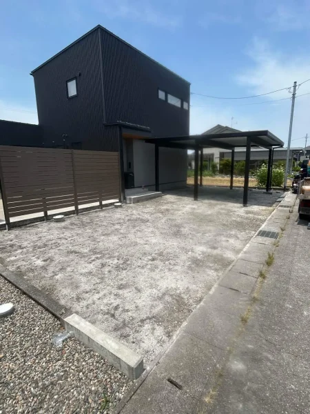 土間コンクリートをきれいに解体撤去し終わっている。地面は転圧されている。