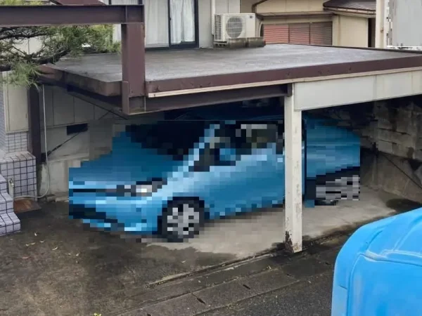 ガレージの写真。住宅に接していて、鉄の枠組みが見える。鉄の骨組みの上部（屋根部分）はコンクリートでできているのが分かる。