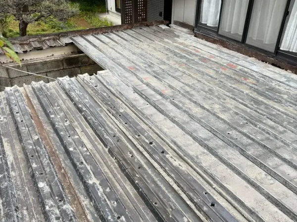 コンクリートを撤去したあとに出現した波の形のデッキプレート。