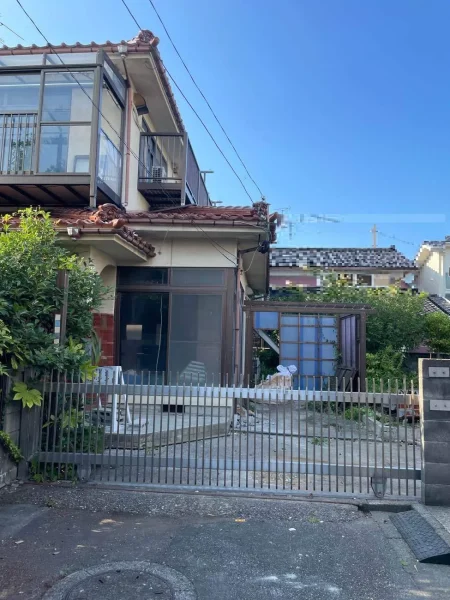 今回の富山市の解体工事現場の現状です。木造２階建て住宅です。鉄の門の奥に二階建ての木造住宅が見えます。