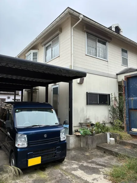 解体前の２階建ての木造住宅。カーポートやお庭の状況も含め、安全に作業を進めるための現地調査を行います。