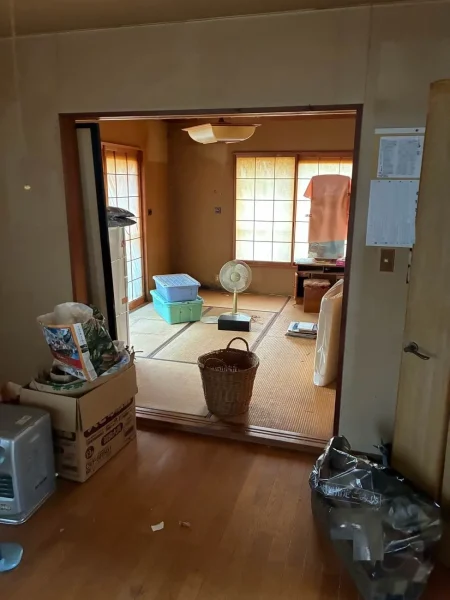 解体前の和室。長年大切に使われてきた扇風機や家財道具が残っていますが、これらも一括で回収可能です。