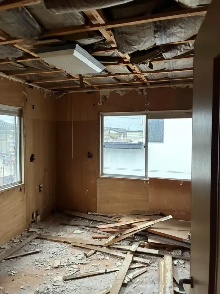 天井や壁を剥がし、建材ごとに仕分けを行う様子。リサイクルを考えて、木材やボードを職人の手作業で細かく分別します。