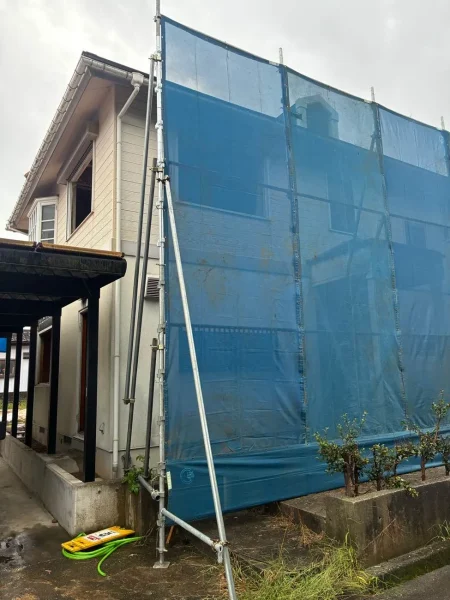 養生の写真。住宅街での作業では、ホコリや騒音を抑えるためのシートをしっかり張り、近隣への影響を最小限にします。