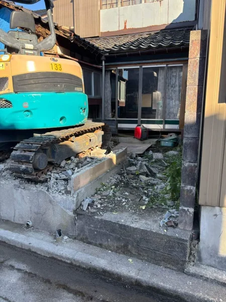 小型の重機が納屋のコンクリート部分を破砕しています。鉄筋とコンクリートをその場でしっかり分け、リサイクルへと繋げます。