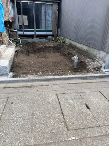 基礎をすべて撤去した後の地面。地中に残留物がないか確認しながら整地作業を進めるので地面が少しへこんでいます
