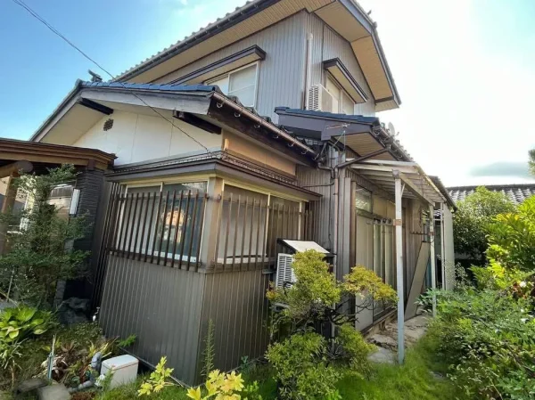 富山県の２階建て住宅の原状。外観と庭の写真。