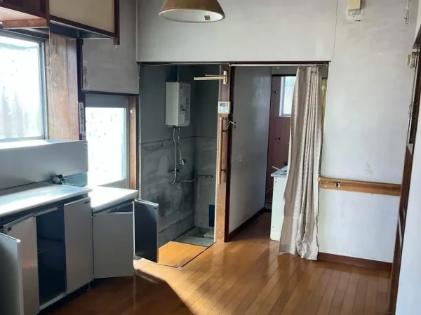 解体工事をする前の現場住宅の室内。室内の不要物を撤去した後のキッチン。