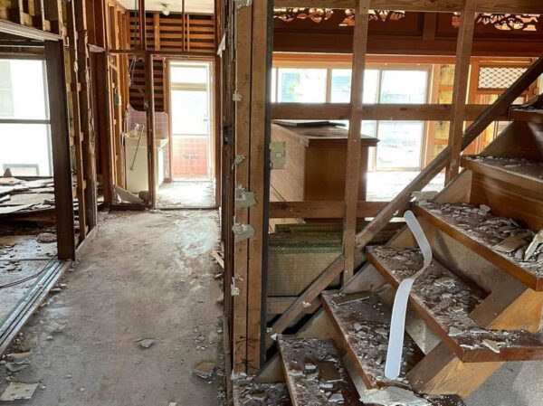 内装を撤去し、建物の骨組みが見える状態。畳や建具などもあらかじめ搬出済みです。