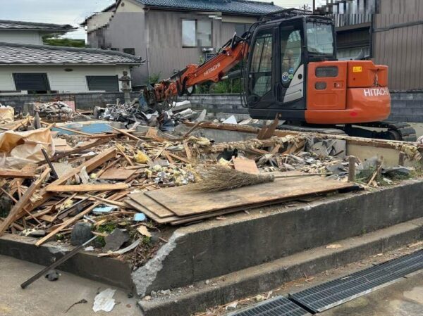 重機に適切なアタッチメントを装着し、木材と廃材を仕分けながら慎重に解体を進めます。