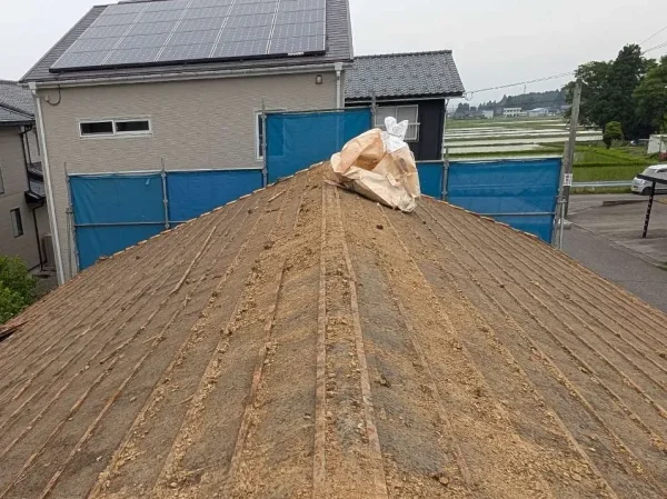屋根の瓦を撤去し、下地が一面にみえます。