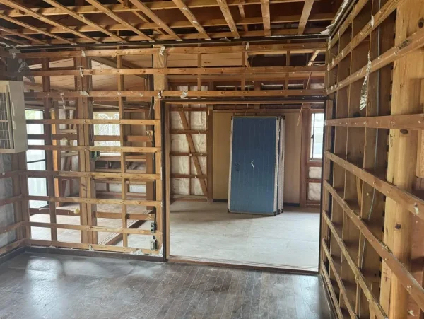 屋内の様子です。内部の壁紙や石膏ボードや断熱材を撤去し、柱などの構造が見えています。