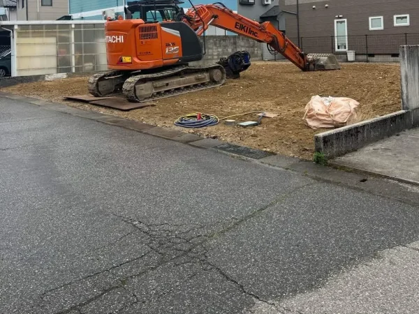 きれいに整地できました。今後土地を売却するにしても、新しい建物を建てるにしても、この更地が礎となります。