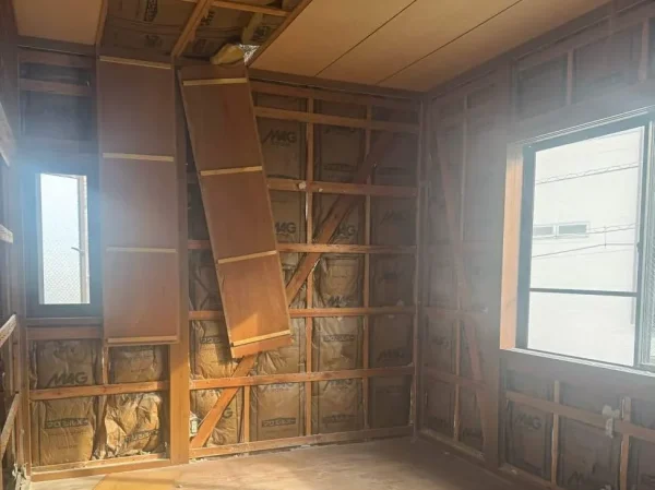 壁や天井板など、屋内が解体された様子。