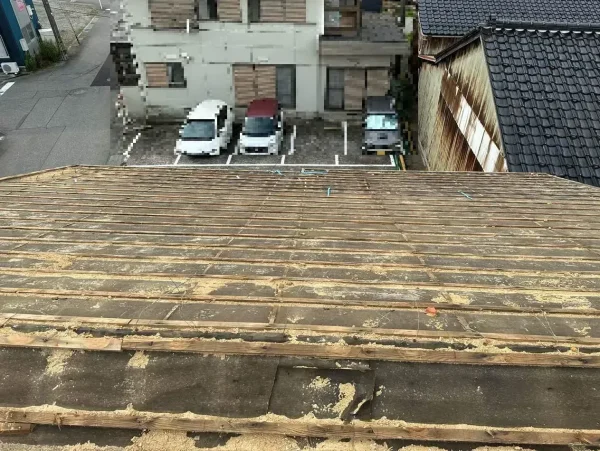 屋根瓦を撤去した屋根の様子。下地が全部露出している。