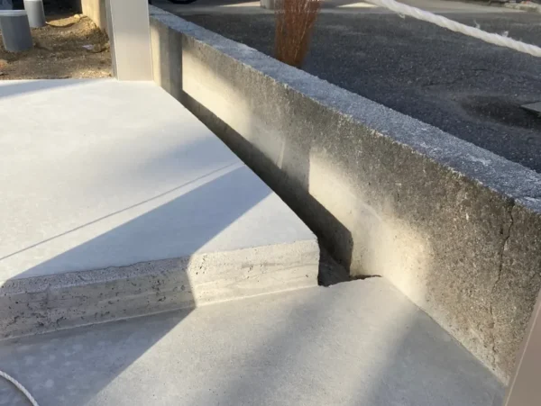 富山県内で水路新設斫り工事。斫り工事を終え、溝が完成した状態