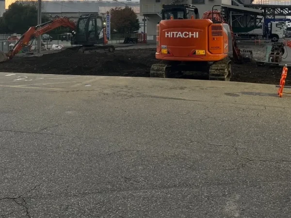 富山市内で風土工事。株式会社エイキのオレンジ色の重機が、2台で整地作業中。