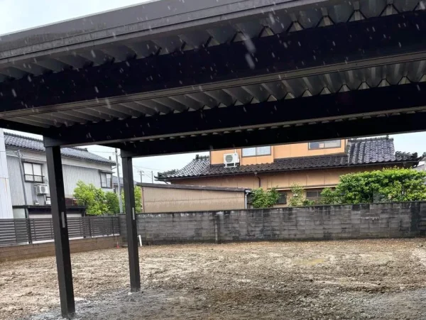 解体が終了しました。カーポートと塀（フェンス）がきれいな状態です。