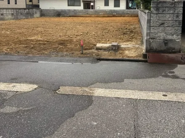 工事完了後の様子。隅々まで転圧し、美しい更地へと生まれ変わりました。