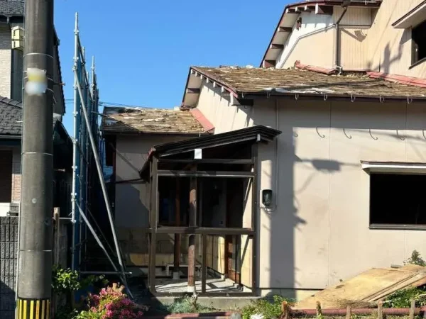 別角度からの様子。電線や隣接する建物に細心の注意を払いながら作業スペースを確保します。