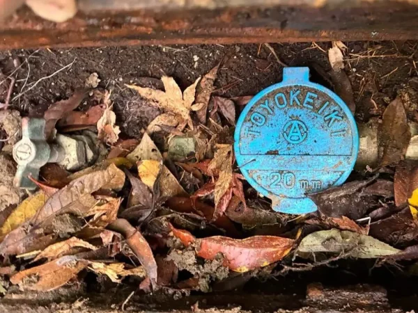 蓋を開けた中身。青い「TOYO KEIKI」のメーター写真