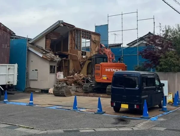 重機で建物を取り壊している最中の写真