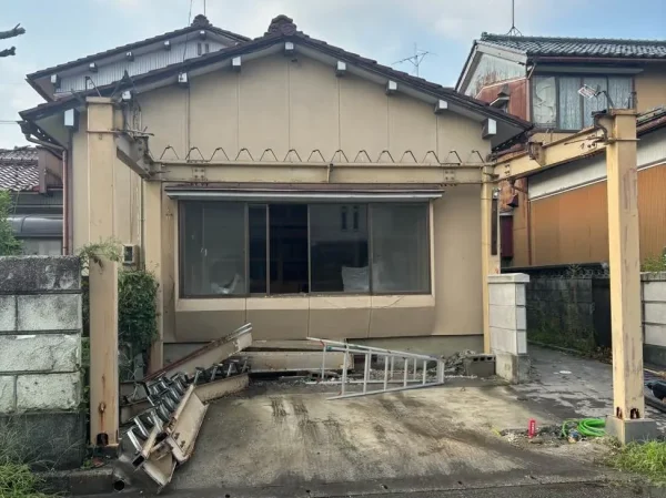 前方のカーポートの屋根が解体されている写真