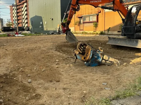 躯体も基礎も解体され、更地が生まれつつある。重機で土地を整えている写真。